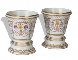 482.  Pareja de maceteros de porcelana esmaltada con decoración a la manera de Sévres con festones y flores.París, rue de Thiroux (1776 -1794).