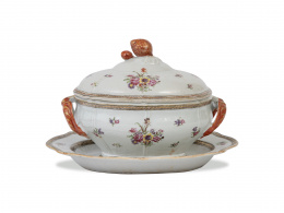 376.  Sopera con fuente de Compañía de Indias en porcelana esmaltada.China, S. XVIII.