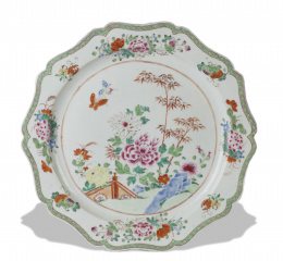 991.  Plato en porcelana esmaltada con decoración floral de familia rosa.Compañía de Indias, China, S. XVIII. 