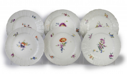 582.  Juego de seis platos en porcelana esmaltada con decoración floral.Meissen, último cuarto del S. XVIII.