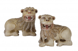 460.  Pareja de leones recostados en alabastro con partes policromadas.Trabajo colonial, S. XIX.