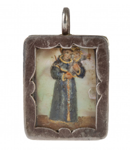 437.  Colgante en madreperla con aplicaciones de pan de oro y policromía, por un lado San Antonio con el niño y por el otro una Virgen con el niño.Trabajo colonial.