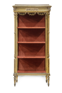 1303.  Vitrina de madera tallada y dorada de estilo Luis XVI.España, h. 1900.