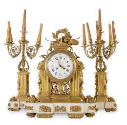 1180.  "Raingo Freres París".Guarnición de chimenea de estilo Luis XVI en bronce dorado y mármol blanco. Firmado en la esfera.Trabajo francés, segunda mitad del S. XIX.