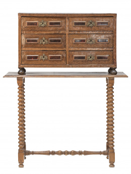 438.  Papelera Carlos II en madera de nogal y carey sobre mesa de época posterior.Trabajo español, ff. S. XVII.