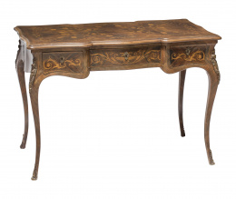 1014.  Bureau plat estilo Luis XV en madera de nogal y marquetería con aplicaciones de bronce, S. XX.