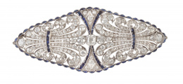 108.  Gran broche placa Art-Decó de brillantes y zafiros con delicado diseño en forma de rombo