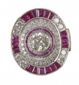 115.  Sortija estilo Art-Decó de brillantes y rubíes calibrados con centro de ojo de perdiz en gran marco oval 