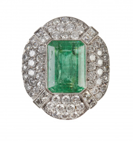 164.  Sortija con esmeralda central rodeada por marco oval cuajado de brillantes