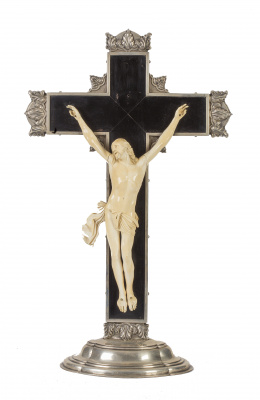 844.  Cristo Marfil tallado sobre cruz de madera y cantoneras de plata.S. XIX.