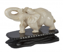 875.  Elefante en marfil tallado.China, S. XIX-XX