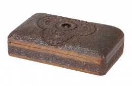 880.  Caja de madera tallada de decoración abigarrada.Trabajo angloindio, pp. S. XX