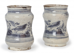 578.  Pareja de albarelos pequeños en cerámica esmaltada en azul y blanco con aves.Triana, S. XVIII.