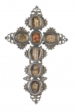 466.  Cruz-relicario de plata con siete reliquias.S. XVIII.