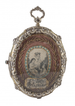 435.  Relicario con marco de plata con piedras simuladas en cabujón e imagen de tela grabada de Santa Isabel y bordada con hilos dorados; reverso con sello de lacre de auténtica.Trabajo español, h. 1800.
