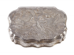 790.  Cajita de rapé en plata grabada con rocalla y escena galante. En el interior marcas frustas.Francia, S. XVIII.