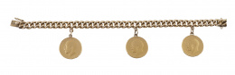 142.  Pulsera de eslabón barbado con tres monedas colgantes de una libre de Jorge V
