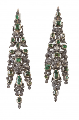 1.  Pareja de arracadas de esmeraldas y diamantes S. XVIII con tres cuerpos articulados y gotas colgantes