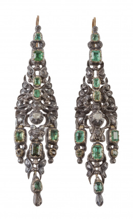 10.  Pareja de arracadas de esmeraldas y diamantes S. XVIII con tres cuerpos articulados y esmeraldas cuadradas colgantes