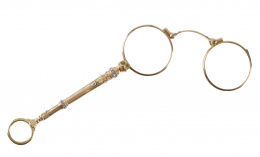 73.  Impertinentes de pp. S. XIX en oro con adornos de flores hojas y anillos de diamantes