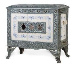 1259.  Estufa de hierro con placas de cerámica esmaltada, decoradas con hojasPrincipios del S. XX.