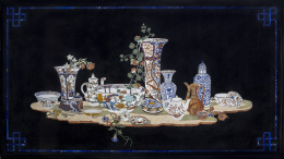487.  Tapa de mesa en piedras duras decorada con un bodegón.Sigue el modelo florentino hacia 1770 que se encuentra en el Museo de la Plata en el palacio Pitti de Florencia.