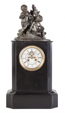 1073.  Reloj regulador de mármol negro y escultura aplicada en la parte superior.Trabajo francés, ff. del S. XIX.
