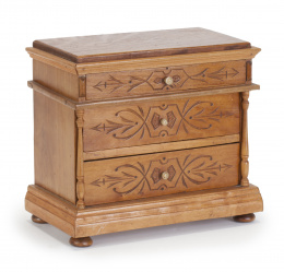 609.  Cómoda en madera frutal tallada, con decoración grabada.Modelo de ebanista, quizás trabajo levantino, pp. del S. XX.