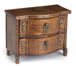 601.  Cómoda con dos cajones y aplicaciones en metal.Modelo de ebanista, pp. del S. XX.