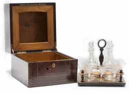 692.  Licorera en madera de palosanto.Francia, S. XIX.