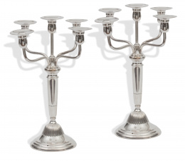 652.  Pareja de candelabros de plata, ley 916, de la joyería Sanz.pp. del S. XX.