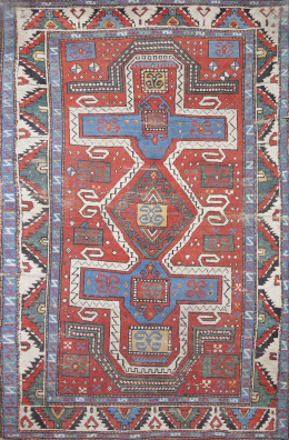 1022.  Alfombra de campo rojo y cartuchos geométricos, Caucáso.