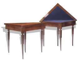 587.  Pareja de consolas esquineras de estilo Inglés, S. XX.