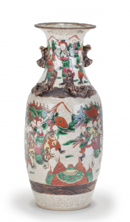 574.  Jarrón de loza esmaltada decorado con guerreros.China, S. XIX.