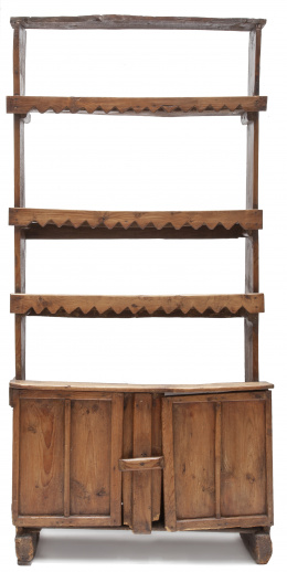 1095.  Mueble para platos de madera de pinoTrabajo español, S. XVIII - XIX.
