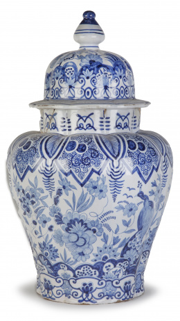 572.  Tibor con tapa de cerámica esmaltada en azul y blanco de estilo oriental.Delft, pp. del S. XX.