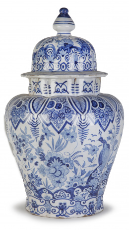 1274.  Tibor con tapa de cerámica esmaltada en azul y blanco de estilo oriental.Delft, pp. del S. XX.