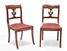 1129.  Pareja de sillas de madera de nogal.Trabajo mallorquín, h. 1830-1840.