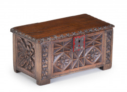 1031.  Arcón en madera tallada, con decoración geométrica del norte de España.Modelo de ebanista, pp. del S. XX.