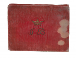 645.  Carpeta de terciopel rojo, con corona de marqués e iniciales bordado en hilo de oro, S. XIX.
