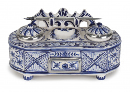 701.  Tintero de cerámica esmaltada en azul y blanco.Coimbra, Portugal S. XX.