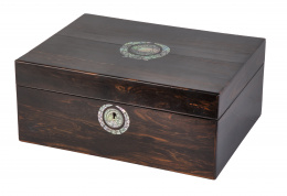 775.  Caja en madera de palisandro e incrustaciones de nácar.Trabajo francés, segunda mitad del S. XIX.