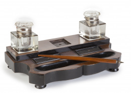 696.  Escribanía en madera, con dos tinteros de cristal, S. XIX.