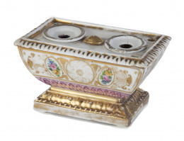 483.  Tintero Carlos X en porcelana esmaltada y dorada.Francia, segundo cuarto del S. XIX.