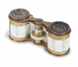 648.  Impertinentes en nácar y metal, pp. del S. XX.Con inscripción "García Óptico Madrid".