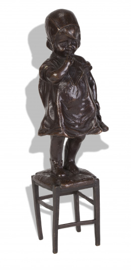 699.  "Niña sobre una silla".Escultura en bronce, siguiendo a Juan Clara, S. XX.