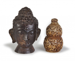 1026.  Lote formado por Buda en bronce y snuff bottle.