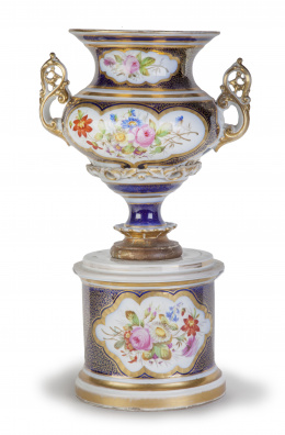 577.  Copa isabelina de porcelana esmaltada y dorada con cartelas de flores. España, S. XIX.