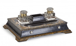 646.  Tintero victoriano en papier mâché con incrustaciones de nácar.Trabajo inglés, h. 1860.