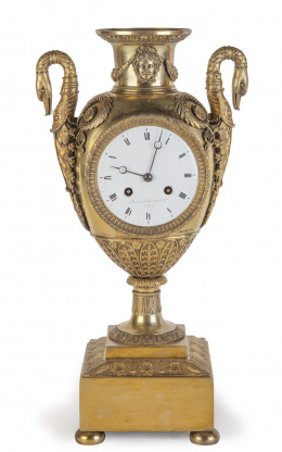 579.  Reloj imperio con forma de ánfora.Trabajo francés, pp. del S. XIX.